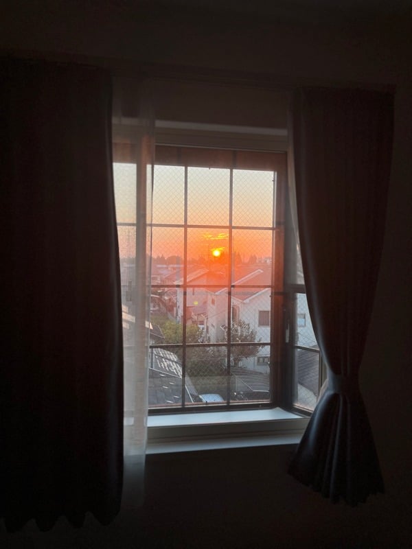 サロンから見る朝日